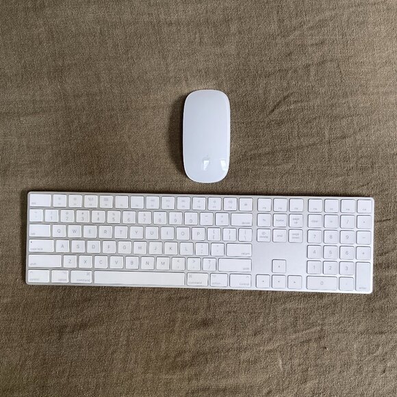 Apple Magic Keyboard & Mouse - Picture 1 of 3